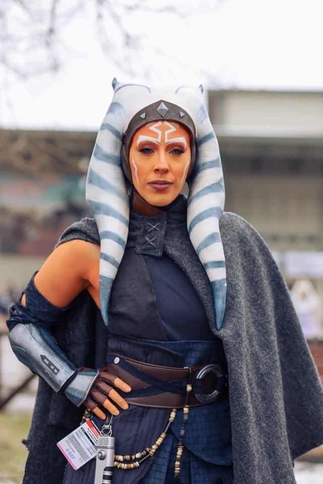 Ahsoka Tano cosplayer posing with lightsabers