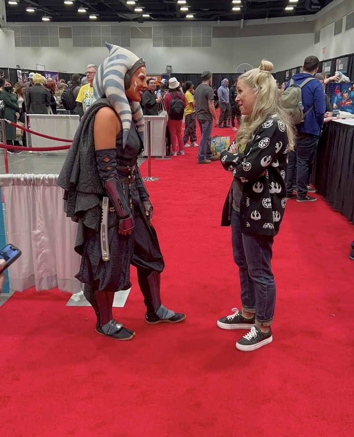 Ahsoka Tano cosplayer meeting a fan on a convention red carpet