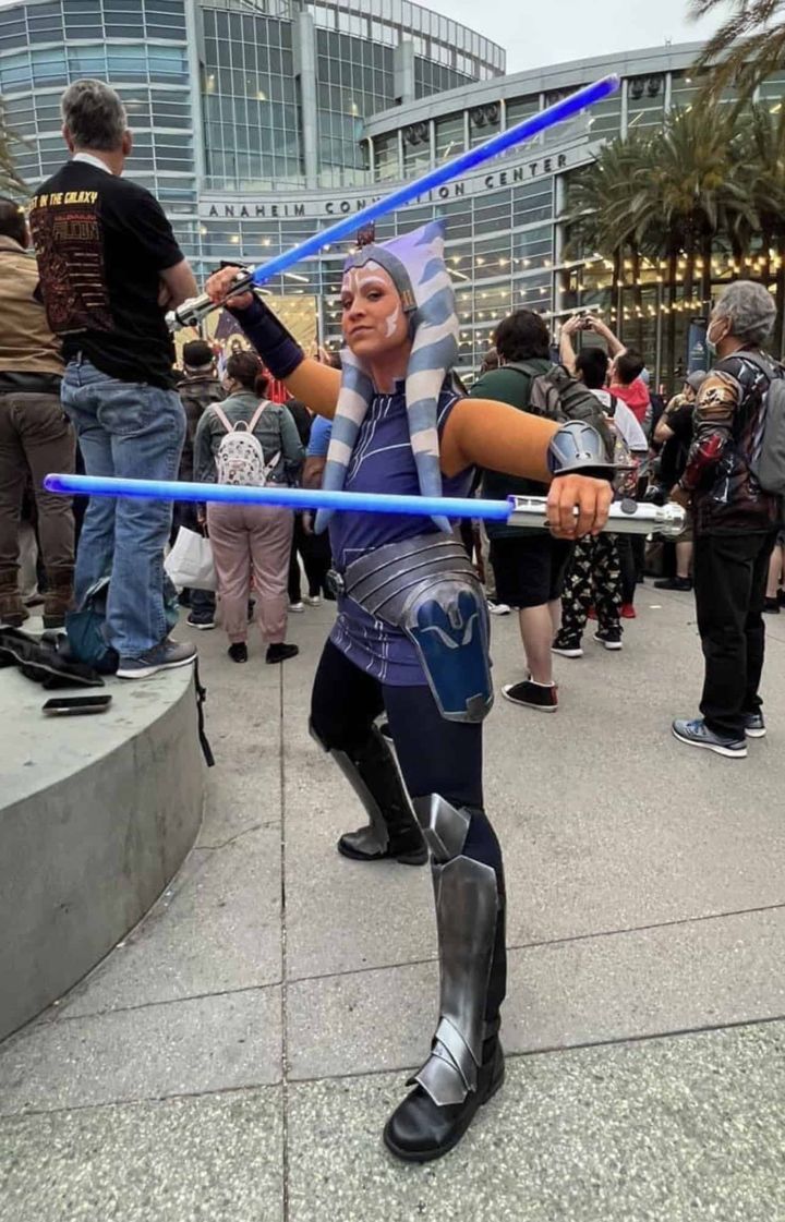 Cosplayer @thekryptoniangirl in a Clone Wars Ahsoka costume and headpiece
