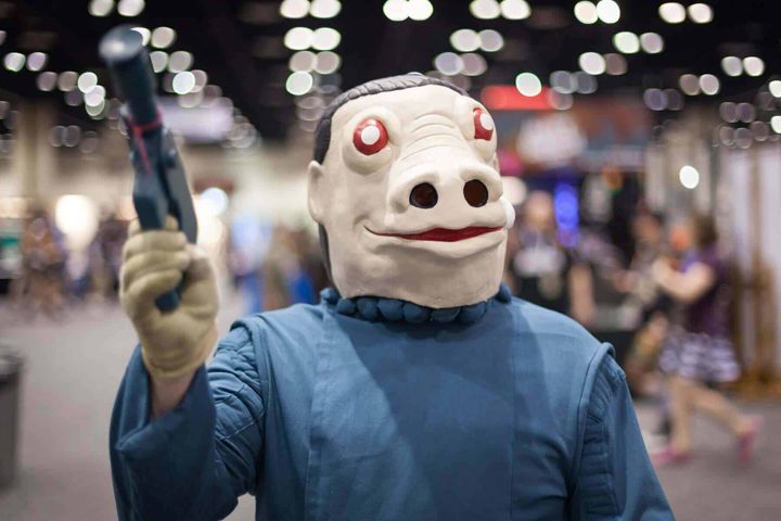 Snaggletooth cosplayer aiming a blaster